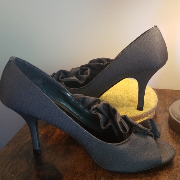 ANN MARINO Ruffled Heels - Picture 4 of 6